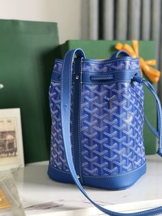 Goyard Petit Flot bucket bag, fortune bucket, capacity Max⌛️
The fabric is made of custom-made double-layer thickened rain linen with linen, hemp fiber and cotton as the main components ✅ Custom-made leather pattern ✅ One shoulder strap can be adjusted to multiple lengths, and it can be carried on one shoulder and crossbody️For other details Figure 
size: 14*16*22cm Hemp Fiber, Lv Purse, Lv Shoes, Lv Belt, Lv Wallet, Commuter Bag, Lv Handbags, Orange Bag, Leather Pattern