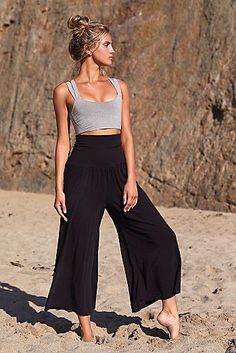 Yoga Clothes Boho, Wide Leg Yoga Pants Outfit, Classy Clothing, Exercise Clothing, Wide Leg Yoga Pants, Yoga Dress, Travel Chic, Ideal Wardrobe, Dance Outfit