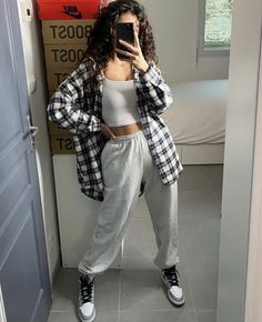 Sweats Casual Outfit, Aesthetic Sweatpant Outfits, Spring Outfits Sweatpants, Sweatpants And Shirt Outfit, Gym Sweatpants Outfit Women, What To Style With Sweatpants, Joggers Outfit Inspo Women, Cute Casual Outfits Sweatpants, Sweatpants Date Outfit