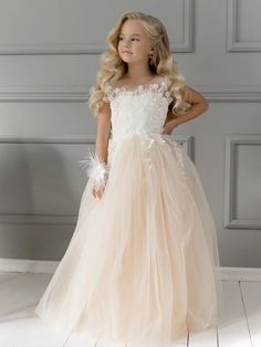 Vestidos de niña de las flores de tul largos y sencillos con apliques de encaje - BIZTUNNEL Kids Flower Girl Dresses, Champagne Flower Girl, Flower Girl Dresses Champagne, Long Sleeve Ball Gowns, White Bridesmaid, Dresses Tulle, Ivory Flower Girl, Ivory Flower Girl Dresses, White Bridesmaid Dresses