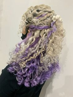 Purple And Blonde Curly Hair, Curly Multicolored Hair, Dyed Curly Wavy Hair, Different Dyed Hair Styles, Hairdye Ideas For Curly Hair, Dyed Hair Inspiration Curly, Dyed Curly Hair Ideas Colour Purple, Dyed Curly Hair Ideas Colour Blond, Peekaboo Hair Curly