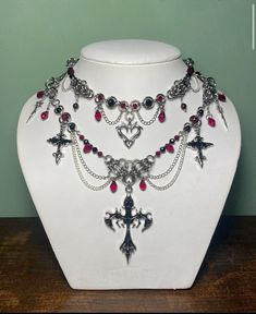 Witch Necklace Aesthetic, Vampire Aesthetic Jewelry, Vampire Jewelry Diy, Goth Beaded Jewelry, Vampire Jewelry Necklaces, Necklace Diy Ideas, Goth Jewelry Diy, Goth Jewellery, Gothic Jewelry Diy