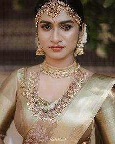 Gold Saree Bridal Look, Bridal Golden Saree, Golden Saree Bridal Look, Golden Wedding Saree, Golden Saree Makeup Look, Golden Saree, Kerala Bride, Saree Blouse Styles, Preparing For Marriage