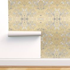 a wall with a gold and silver pattern on it