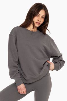 Achieve effortless style with our Unisex Crewneck in Graphite. This classic crewneck boasts drop shoulders, an oversized fit, and a timeless crew neckline. Embroidered with the SET logo on the upper left chest, it adds a stylish accent to your everyday look. Boyfriend Sleeping, Style Lounge, Sweat Top, Lounge Top, Oversized Crewneck, Longline Bra, Sweat Hoodie, Oversized Style, Sweat Shorts