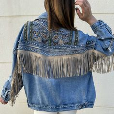 Cazadora vaquera de corte oversize Jean Jacket Diy, Jeans Refashion, Upcycled Denim Jacket, Diy Denim Jacket, Denim Crafts Diy, Embellished Denim Jacket, Diy Jacket, Altered Couture