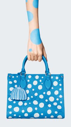 #LVxYayoiKusama. The iconic #LouisVuitton Onthego tote bag takes on the artist’s emblematic Infinity Dots motif. Avant Garde Art, Carine Roitfeld, Stylish Handbags, Art Fashion, Arm Candy, Louis Vuitton Handbags