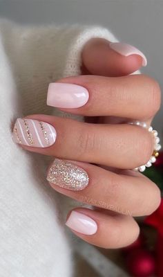 50+ Gorgeous Christmas Nails 2024: For Your Perfect Festive Look Christmas Nails Glitter, Pink Glitter Nails, Christmas Gel Nails, Christmas Nails Acrylic, Short Acrylic Nails Designs, Xmas Nails, Dipped Nails, Gel Nail Designs, Christmas Nail