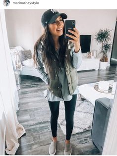 Sporty Leggings Outfit, Spring Mom Outfits, Sporty Leggings, Sunday Outfit, Easy Outfits, Weekend Outfits, Leggings Outfit, Travel Outfits, Athleisure Outfits