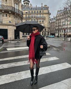 London Autumn Fashion, Paris Fall Outfits Travel, London Rainy Day Outfit, London Outfit Ideas Fall, Paris Outfit Ideas Winter, Umbrella Outfit, Eurotrip Outfits, Cozy Rainy Day Outfit, London Outfit Ideas