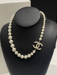 Chanel - Collier perle CC – Franco Shops Chanel Pearl Necklace, Chanel Pearls, Chanel Jewelry, Hermes Bags, Blazer Fashion, Chain Ring, Fendi Bags, Prada Bag, Dior Bag