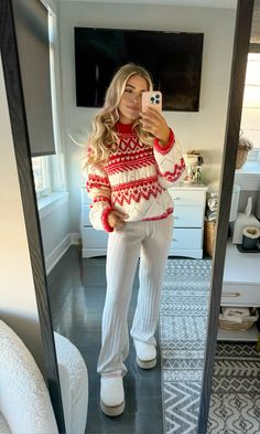 Christmas Outfit Comfy Casual, Christmas Ugg Outfits, Styling Christmas Sweater, Comfy Cute Christmas Outfit, Friendmas Outfit Ideas, Comfy Christmas Eve Outfits, Comfy Christmas Day Outfits, Red Christmas Sweater Outfit, Cosy Christmas Outfit