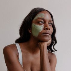 This mask is formulated with a powerhouse of natural ingredients, including green papaya fruit enzymes, matcha green tea powder, French green and rhassoul clay, yarrow, and geranium. These components work together to detoxify, cleanse, balance, and heal skin to reveal a bright, nourished complexion. Boba Tea Face Mask, French Clay Mask, Avocado Honey Face Mask, Papaya Face Mask, Enzyme Mask, Papaya Fruit, Green Papaya, French Green Clay, French Green