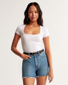 Elevate your wardrobe with the Abercrombie & Fitch Women's Featherweight Rib Tuckable Squareneck Top, a perfect blend of style and comfort. This top features:

- Size: XS
- Color: White
- Material: TENCEL™ Modal, Polyester
- Gender: Female
- Age Group: Adult

Designed for a slim fit, this short-sleeve top is crafted from a light, featherweight rib fabric that feels soft to the touch. The square neckline and all-over ribbed detail add a touch of elegance, while the straight hem allows for versati