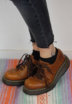 Drmartens Shoes, Looks Hippie, Brown Shade, Kinds Of Clothes, Shop Shoes, Fall Shoes, Mode Vintage