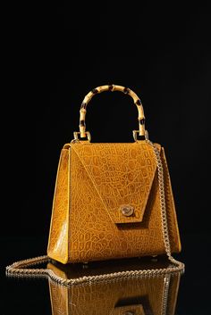 Sophisticated high quality cow hide leather, this yellow mustard croc embossed leather handbag is 100 % handmade and hand stitched, created perfectly for the modern elegant woman.  Medium size. Natural bamboo handle. Made to order. It's size is 25 cm wide, 23 cm height and 11 cm width. The measurements are taken at the base of the bag. It has a detachable gold chain of 118 cm long but we can make it custom to your preferred size if requested. The bottom of the bag is protected with metal legs. I Bamboo Handle Bag, Vintage Leather Handbag, Inspired Handbags, Retro Handbags, Retro Bags, Bamboo Handles, Yellow Leather, Vintage Vibes, Looks Vintage