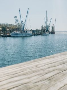 there are many boats that are docked in the water near each other on the dock