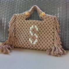 Summer bag, clutch bag with personalized letter. A wonderful personal gift that you can gift to your loved ones. Birthday gifts, Christmas gifts, Halloween gifts, mothers day gifts, bridesmaid gifts, boho wedding gifts... The style of this macrame bag will blend seamlessly with your outfit for a modern look. Wide: 12.40 inc (32 cms) Height: 8.66 inc (22 cms) Please contact me personalized measurements, colors, letters, etc... Macrame Tas, Personalized Macrame, Gift Macrame, Boho Wedding Gifts, Macrame Bags, Summer Beach Bag, Diy Bags Patterns, Macrame Patterns Tutorials, Macrame Wall Art