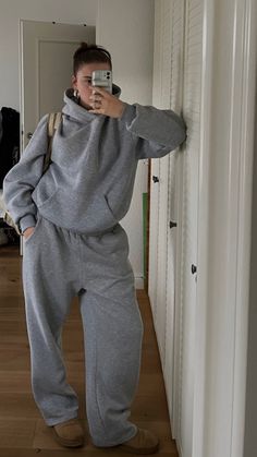 Jogger set  in grau gray Jogger Outfit, Sweats Outfit, Tracksuit Outfit, Mode Zara, Afrikaanse Mode, Uni Outfits, Joggers Outfit, Neue Outfits, Looks Street Style