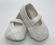 Handmade soft soled baby shoes.   Made from 100% cotton, these adorable shoes are light & breathable for baby. A button snap fastener holds your little one's foot comfortably and securely in the shoe. Shoes have a faux leather sole for standing/pre walker stage. A unique gift for a baby shower or christening gift. Machine washable in cold water. Smaller sizes available for babies 0 - 9 months with soft fabric sole. Sizing (Measuring from heel to toe) 0 - 3 months - approximately 10.5cm - see our Handmade Baby Shoes, Soft Sole Baby Shoes, Cadeau Baby Shower, Crib Shoes, Christening Gifts, Baby Booties, Shoes Booties, Handmade Baby, Baby Shower Gift