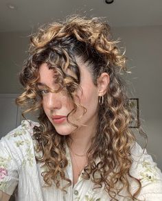 Short Curly Hair With Long Bangs, Curly Hairstyles With Bangs Updo, Curly Haircut Face Framing, Curly Face Framing Layers, Highlights Curly, Curly Styles