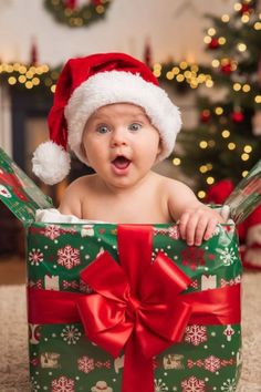 Baby In Present Box Photo, 10 Month Old Baby Christmas Pictures, 6 Month Christmas Photos, Christmas Baby Photoshoot Ideas 3 Months, Christmas Photoshoot For Babies, Christmas Photo For Baby, Christmas Photoshoot Ideas For Babies, 1st Christmas Photoshoot, 6 Month Old Christmas Photoshoot