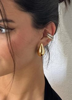 Achieve the ultimate statement accessory with these stylish Bigger The Better Tear Drop Earrings! With 18k gold plating, they'll add an elegant touch to any outfit and have heads turning in no time. Keep it chic and classy! • Size: 31mm x 17mm• Weight: 0.43oz Material: 18K Gold Plated over Stainless Steel. Finished with anti-tarnish processing (allergic skin safe + nickel and lead-free). Does not tarnish. Gold Earrings Aesthetic, Earrings Outfit, Chunky Gold Hoop Earrings, Chunky Hoop Earrings, Chunky Earrings, Classy Jewelry, Jewelry Lookbook, Girly Jewelry, Gold Drop Earrings