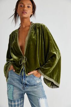 Look Boho Chic, Bed Jacket, Mode Kimono, Mode Hippie, Estilo Hippie, Mode Abaya, Mode Boho, Velvet Bed, Long Sleeves Coats