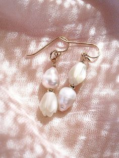 These asymmetrical carved Pikake and Baroque Pearl Earrings make beautiful simple statements. Seemingly plucked straight from the ocean, the luminous, organic white pearls sway and illuminate in the light. Wear these unique pearl, pikake, and gold earrings for a modern upgrade.✦ DETAILS ✦✧ Name: Huali - (hoo A lee) - Pure, bright, gleaming.✧ 14kt Gold Filled.✧ Genuine Freshwater Baroque Pearls.✧ Carved Mother of Pearl Pikake Flowers.✧ All Ke Aloha Jewelry pieces come packaged thoughtfully, beaut Flower Earrings Gold, White Pearl Earring, Baroque Pearl Earrings, Gold Pearl Earrings, Stil Inspiration, Gold Filled Earrings, Gold Pearl, Baroque Pearls, Natural Pearls