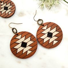 This listing is for one pair of round leather earrings with a geometric Aztec pattern. The base leather is a medium brown, and the accent colors are vintage white and black. These leather earrings are available in two sizes as shown in the pictures: 1. 2.25 inches in total length, 30 mm circle, antique bronze diamond connector 2. 2.5 inches in total length, 40 mm circle, antique bronze small circle connector **Hardware: -Ear wires and jump rings: antique brass, NICKEL FREE. **Packaging: Your ear Rings Antique, Small Circle, Boho Macrame, Boho Leather, Round Leather, Aztec Pattern, Leather Fringe, Leather Journal, Fringe Earrings