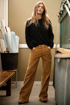 Corduroy Pants Outfit, Winter Colours, Women Fashion Edgy, Brown Pants, Fashion Night, 2019 Fashion, Fall Fashion Trends, Fashion Show Collection