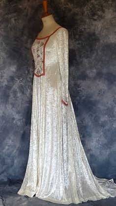 Renaissance Gown,Medieval Gown,Elvish Dress,Wedding Gown,Custom Made,Hand Fasting Dress,Robe Medieva White Historical Design Gown For Costume, Traditional Wedding Dress With Historical Design, White Medieval Wedding Dress With Historical Design, Medieval Style White Wedding Dress, Medieval Wedding Gown With Historical Design, White Medieval Dress With Historical Design, Vintage Floor-length Medieval Wedding Dress, Medieval Style Ball Gown For Wedding, Vintage Medieval Dress For Wedding With Historical Design