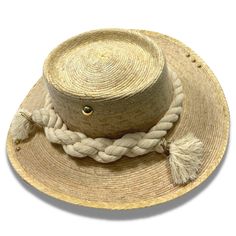 sombrero de Palma natural echo a mano por artesanos mexicanos, con toquilla de lazo y botones dorados. Natural Toquilla Straw Boater Hat, Bohemian Palm Leaf Boater Hat With Short Brim, Bohemian Short Brim Boater Hat, Festival Toquilla Straw Hat Bands, Natural Toquilla Straw Boater Hat For Rodeo, Natural Toquilla Straw Hat Bands For Festivals, Bohemian Boater Hat With Short Brim In Toquilla Straw, Bohemian Boater Hat With Short Brim, Bohemian Boater Hat In Toquilla Straw