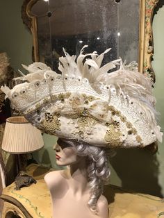 White tricorn hat with plumes, richly decorated. Complete your dress with this wool hat, created in our Atelier in Venice. Our tricorn-hat are made of wool and metal and are suitable for any size. They match perfectly with wigs. However you can wear them also without wig. All our hats are hand made and hand-decorated in our Atelier. This hat has been decorated with feathers, Swarovski crystals, trimming, lace. Size: please, choose the measure of the circumference of your head. Also, at the momen High Crown Hats For Carnival Costume, Curved Brim Costume Hat For Carnival, Curved Brim Carnival Costume Hat, Curved Brim Hats For Carnival Costume, Tall Crown Costume Hats And Headpieces For Carnival, Victorian High Crown Costume Hat, Costume Hats And Headpieces With Structured Crown For Carnival, Victorian Hat For Costume Party, Fitted Hat For Carnival Costume