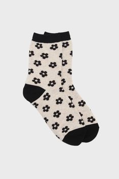 Cream and black daisy print socks_1 Cute Black Cotton Socks, Black Daisy, Dr Shoes, Funky Socks, Fun Socks, London Free, Jean Accessories, Vintage Fits, Cute Socks