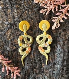 Witchy snake goddess earrings! This pair gives all the vibes - witchy, feminine, spooky. Truly fit for a queen 🐍 ✨ Clay Earrings Halloween, Floral Snake, Snake Goddess, Goddess Earrings, Earrings Halloween, Snake Earrings, Earrings Polymer Clay, Halloween Earrings, Jewelry Earrings Studs