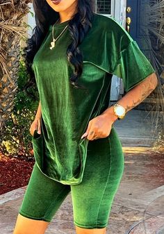 Stretch Solid Color Short Sleeve Set, Chic Solid Two-piece Set, Casual Solid Two-piece Top, Casual Green Sets With Pockets, Casual Solid Color Two-piece Tops, Green Cotton Solid Color Sets, Chic Green Solid Color Sets, Chic Matching Set For Loungewear, Casual Fitted Green Sets