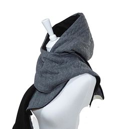 The hooded scarf is made of a soft gray jacquard with a beautiful plait pattern with long shell ends. Inside it is lined with a black warm fleece that keeps you nice and warm. At the end of the two scarves a snap fastener has been added, so that the two scarves can be connected at the neck and therefore there is no slipping. Keeps wonderfully warm and cuddly. No slipping, but sits exactly in the right place. Hand wash / no dryer Jacquard: 81% polyester, 16% viscose, 3% elastane Fleece: 100 % pol Rain Cap, Hooded Scarf, Snap Fasteners, Super Mom, Head And Neck, Black Star, Neck Warmer, The End, Really Cool Stuff