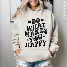 Tun Sie, was Sie glücklich macht Hoodie, inspirierendes Sweatshirt, positiver Hoodie, ästhetischer Hoodie, adrette Frauen Pullover, positives Spruch Shirt ♥ Alle T-Shirts und Sweatshirts von ZeroTeeBox® sind handgemacht, nur für dich! ♥ Wenn Sie unsere Hemden noch nicht getragen haben, werde ich Ihnen sagen, dass diese aus Baumwolle gewaschenen T-Shirts die schönsten Hemden sind, die Sie tragen können. Die Farben sind erstaunlich und wunderschön. Shirts sehen retro und vintage aus. Sie sind zeit Happy Hoodie, Positive Hoodie, Preppy Women, Hoodie Aesthetic, Look Retro, Aesthetic Hoodie, Sweat Shirts, Women Sweater, What Makes You Happy