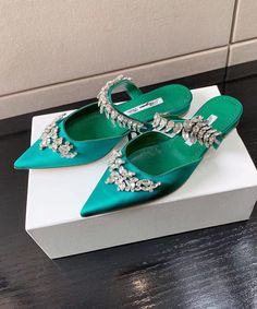 Stylish Comfortable Green Zircon Satin Flat Slide Sandals Pointed ToeMade of:-Satin Upper.-Rubber sole- cushioned insole. Neck Wrinkles, Spring Tops, Nike Outfits, Strap Dress, Spaghetti Strap Dresses, Black Rose, Yellow Black, Slide Sandals, Stand Collar