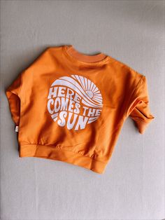 An oversized sweat with organic two yarn fabric 'Here Comes The Sun' motto backside printed Beautiful Orange fabric  Cute & Stylish Oversize Sweat Relax & Cute gift Washed at a maximum of 30 degrees Pull Orange, Orange Jumper, Orange Jumpers, Orange Kids, Sweat Vintage, Orange Pullover, Club Kids, School Kids, Orange Fabric