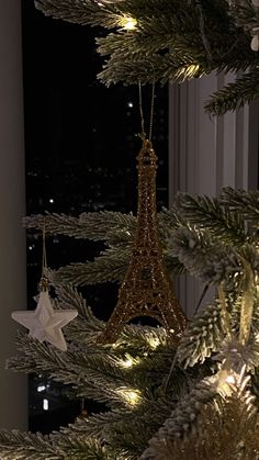 the eiffel tower ornament is hanging from a christmas tree