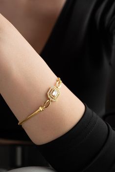 Gold Plated Elegant Sterling Silver Bracelet with Baguette Stone ♥ ✔️Metal Used: 925 Sterling Silver ✔️Weight : 5,75 Gr ✔️Figure Width: 1,25 Cm ✔️Figure Height: 1,45 Cm ✔️Chain Length : 17+3 Cm ✔️Stone Type : Zircon ✔️Coating : Gold Plated ⚠️Care: It does not darken as long as contact with substances such as Perfume, Water, Alcohol, Cream, Bleach is avoided. -NRZ999248 White Baguette Diamond Bracelet, White Diamond Bracelet With Baguette Diamonds For Gift, White Bracelets With Baguette Diamonds As Gift, White Bracelets With Baguette Diamonds For Gift, Elegant Adjustable Baguette Cut Jewelry, Baguette Diamond Bracelet Jewelry, Gold Bracelet With Baguette Diamonds As Gift, Gold Baguette Diamond Bracelet, Gold Baguette Cut Tennis Bracelet Gift