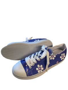 Periwinkle Daisy Canvas Sneakers – Just Your Average Gal Daisy Canvas, Denim Sneakers, Trendy Clothes For Women, Tie Shoes, Canvas Sneakers, Baby Shoes, Daisy, Sneakers, Canvas