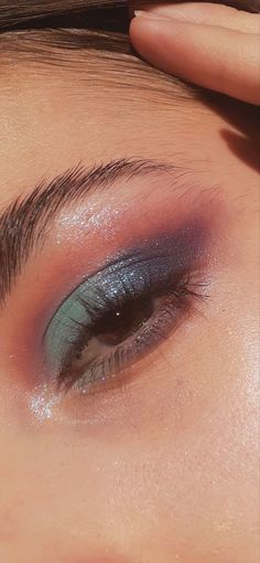 Huda Beauty Mercury Retrograde Looks, Duo Chrome Eyeshadow Looks, Prom Lipstick, Purple And Green Makeup, Eye Makeup Color, Iridescent Makeup, Shimmer Eye Makeup, Eye Makeup Techniques