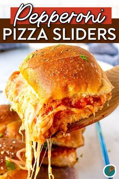 Cheesy pepperoni pizza slider made with Hawaiian rolls, topped with herbs, being lifted from a baking tray. Cheese Burger Sliders Hawaiian Rolls, Pepperoni Sliders, Pepperoni Pizza Sliders, Easy Pepperoni Pizza, 30 Min Dinner, Pizza Sliders, Pepperoni Recipes, Pizza Slider