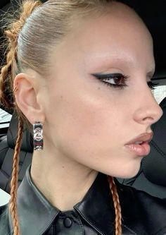 Hair and makeup inspiration artist unknown Edgy Editorial Makeup, Sweat Tour Makeup, Brat Girl Summer Makeup, Sleek Makeup Look, Berlin Makeup, Fashion Week Makeup, Rave Makeup