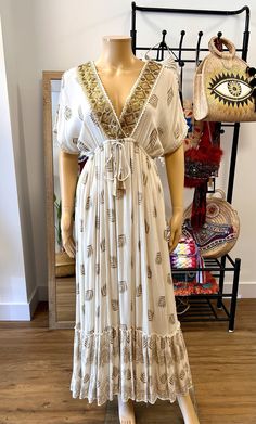 Long beige dress with gold embroidered sequin appliqué. Waist adjustment with drawstring and tassels. Cover. Long Beige Dress, Ramadan 2025, Stylish Tunic Tops, Waist Adjustment, Wedding Dress Bride, Dress Boho Wedding, Wedding Bohemian, Kaftan Designs, Funky Dresses