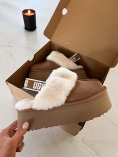 Platform Ugg Slippers, Fall Uggs, Fall Fashion Comfy, Platform Ugg, Ugg Store, Fancy Heels, Shoes Outfit Fashion, Funky Shoes