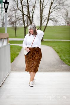 Slip Skirt And Sneakers, Plus Size Fashion With Sneakers, Plus Size Slip Dress Outfit, Plus Size Skirt Outfits, Outfit Winter 2022, Diana Dares, Slip Dress Outfit Winter, Plus Size Slip Dress, Shirt Over Dress Outfit